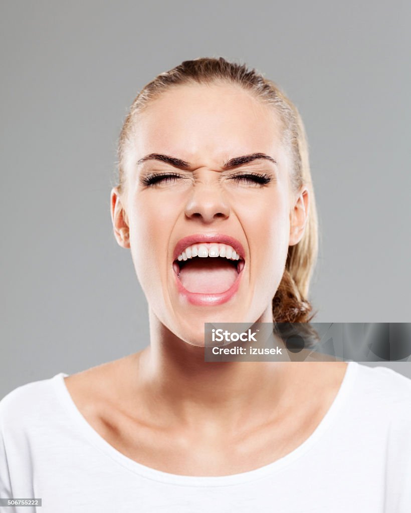 Cô Gái Trẻ Tóc Vàng La Hét Cận Cảnh Khuôn Mặt Hình ảnh Sẵn có ...