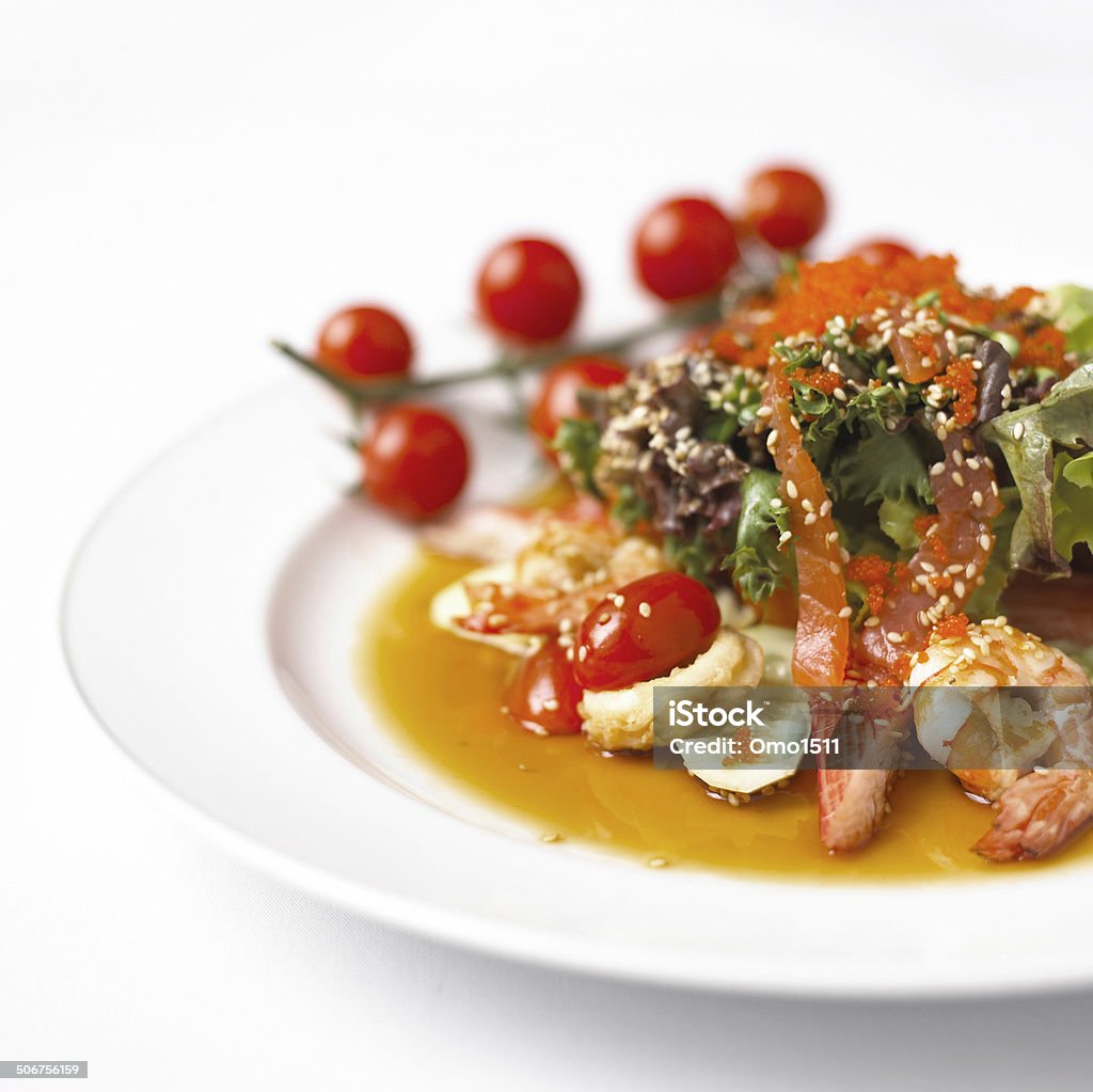 close-up de camarão, salada de entrada com frutas vermelhas - Foto de stock de Alface royalty-free