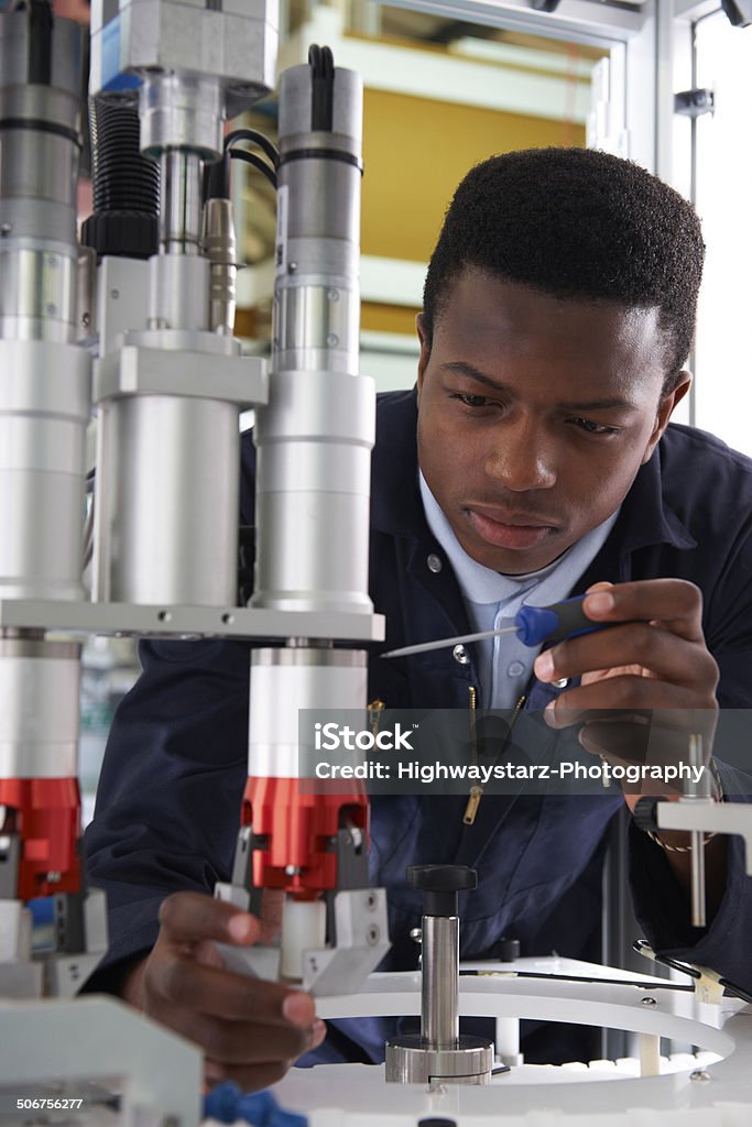 Techniker arbeiten an der Maschine In Fabrik - Lizenzfrei Ingenieur Stock-Foto