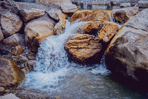 водопад. текучая вода - flowing river water dam стоковые фото и изображения