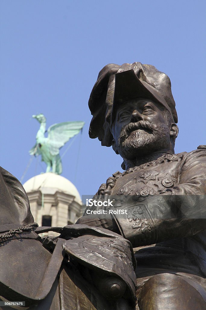 Liverpool Statue of Edward VII in front of the Liverbird 12 O'Clock Stock Photo