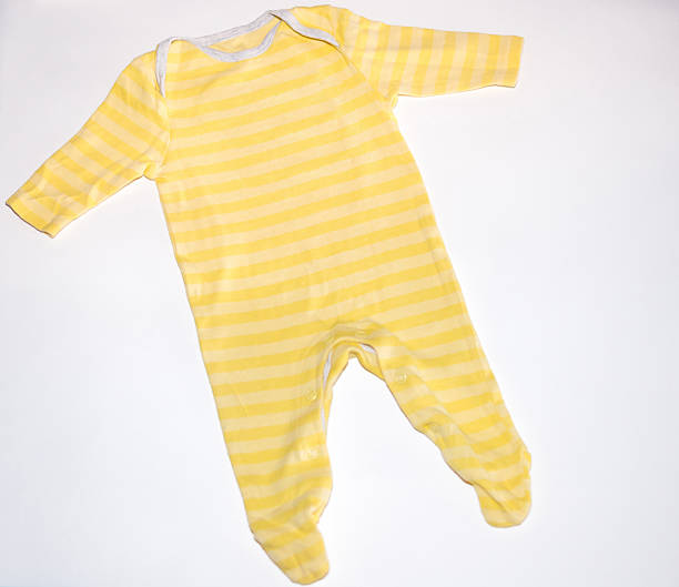 algodón cama de bebé aislado sobre fondo blanco - onesie fotografías e imágenes de stock