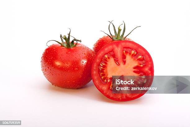 Photo libre de droit de Trois Tomates Fraîches Section Isolé Sur Blanc Gros Plan banque d'images et plus d'images libres de droit de Aliment
