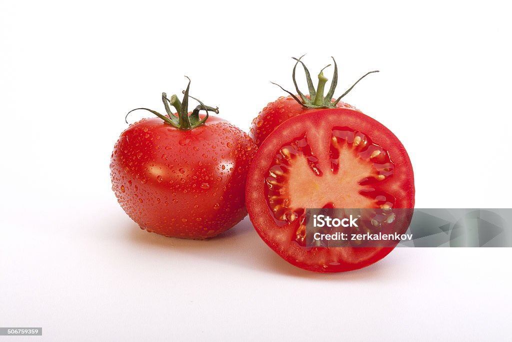 Trzy świeże pomidory, sekcja, na białym tle, Zbliżenie. - Zbiór zdjęć royalty-free (Bez ludzi)