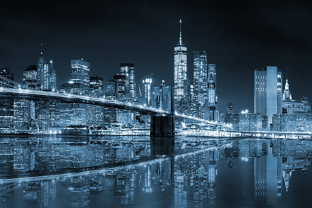 nuevo york-manhattan skyline con brooklin puente, azul tonos - new york city new york state manhattan night fotografías e imágenes de stock