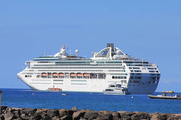 dawn princess navire de croisière - editorial sea white ship photos et images de collection