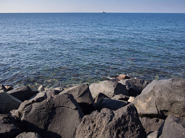 istock Rock and Sea 506763066