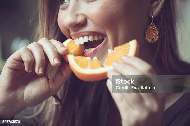 Essen Orange Stockfoto und mehr Bilder von Orange - Frucht - Orange - Frucht, Essen - Mund benutzen, Orange - Farbe