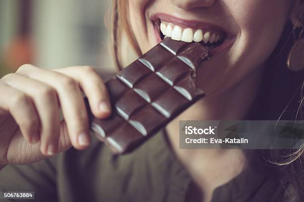 Comer El Chocolate Foto de stock y más banco de imágenes de Chocolate - Chocolate, Comer, Chocolate negro