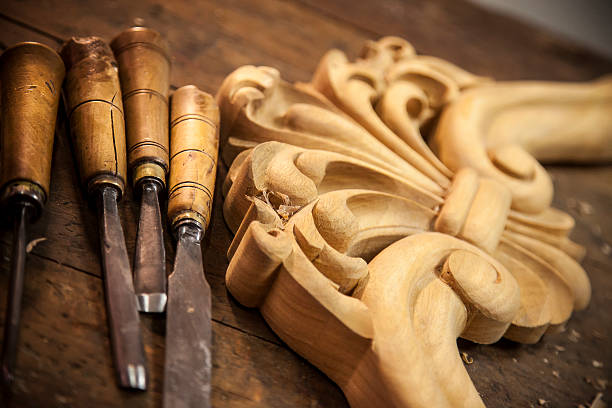 sculpture en bois charpentier s outil à ciseler - sculpture produit artisanal photos et images de collection