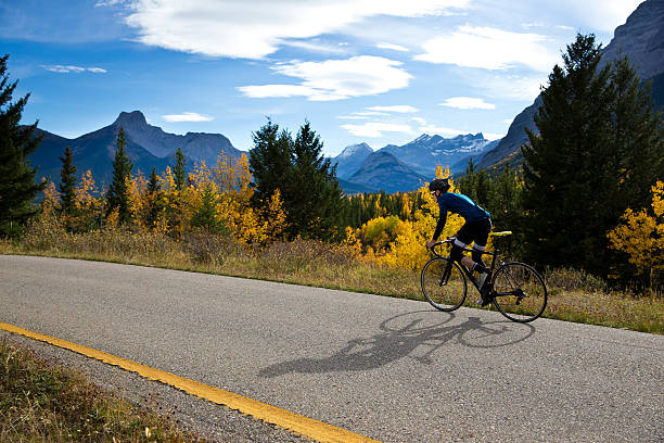 road bike rider - usa action adventure aspen tree fotografías e imágenes de stock