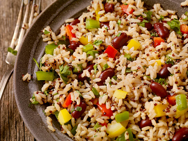 arroz integral e salada de quinoa - focus on foreground selective focus vertical horizontal - fotografias e filmes do acervo