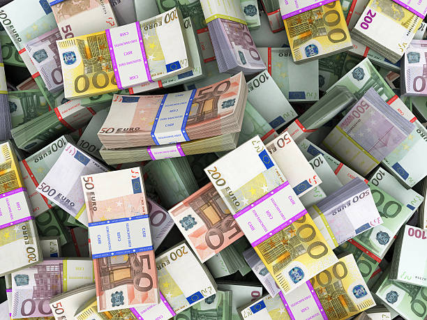 fondo con dinero de pilas de billetes de euros - currency euro symbol european union currency calculator fotografías e imágenes de stock