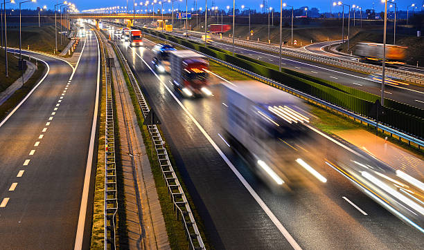 cuatro carriles de control de acceso de la autopista en polonia - vehículo particular terrestre fotografías e imágenes de stock