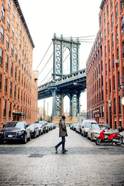 Homem caminhando na Brooklyn - foto de acervo