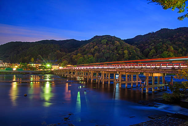 togetsukyo ponte e katsura rio ao anoitecer em arashiyama - togetsu kyo bridge - fotografias e filmes do acervo