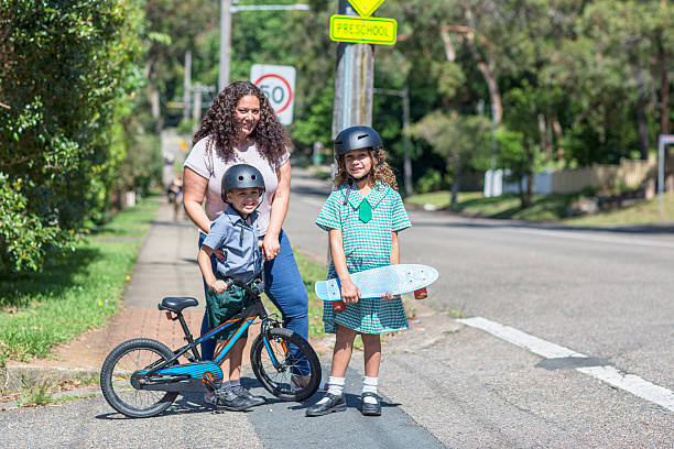 mãe e crianças atravessando a rua para a escola - aborigine indigenous culture australian culture australia - fotografias e filmes do acervo