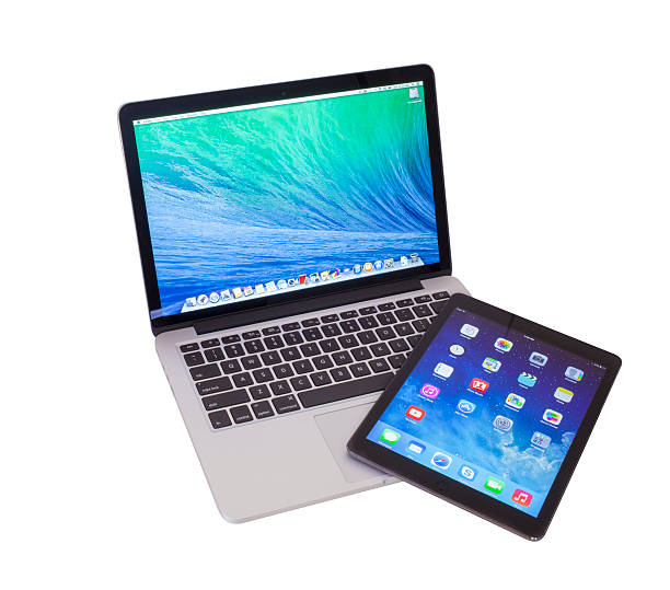 macbook pro 망막 및 ipad air - apple macintosh laptop computer isolated 뉴스 사진 이미지
