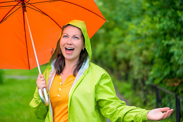 jolie fille qui aime marcher sous la pluie d'été - rain women umbrella parasol photos et images de collection