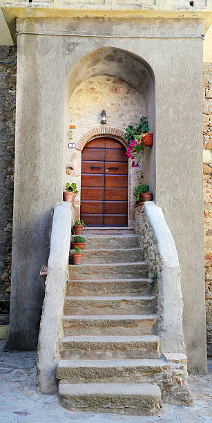 toscana archipiélago" - steps staircase water doorway foto e immagini stock