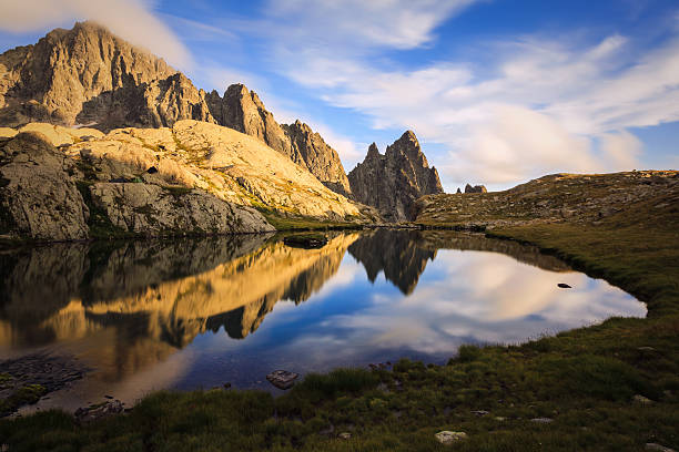 reflexões sobre um lago de montanha entre um frança e um itália - mercantour national park imagens e fotografias de stock