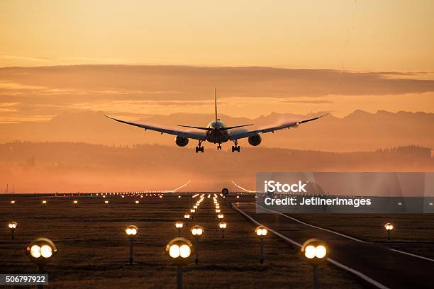 Landing Avión Foto de stock y más banco de imágenes de Aterrizar - Aterrizar, Avión, Anochecer