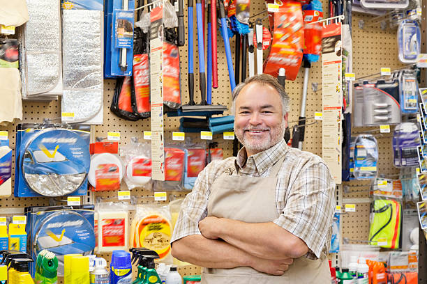 feliz ferretería representante de ventas - ferretería fotografías e imágenes de stock