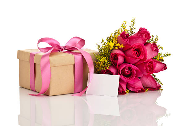 istock Gift box with a pink bow and a roses bouquet 506799658