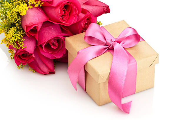 istock Gift box with a pink bow and a roses bouquet 506799960