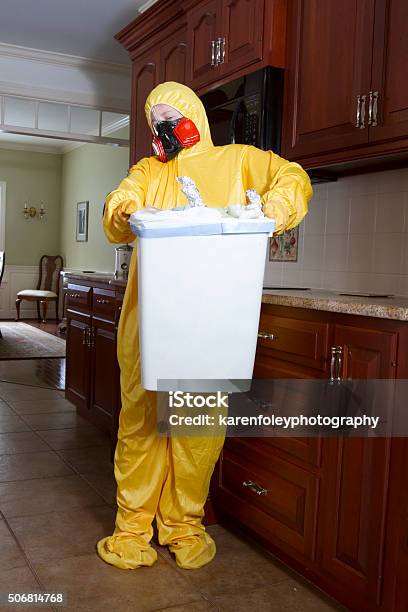 Mujer Tomando El Cubo De Basura En Haz Mat Foto de stock y más banco de imágenes de Adulto - Adulto, Antihigiénico, Basura