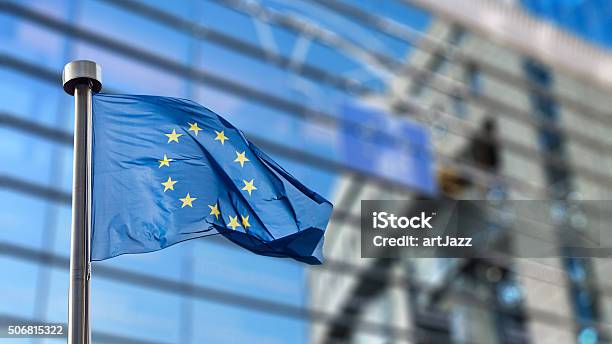 Bandera De La Unión Europea Contra El Parlamento Europeo Foto de stock y más banco de imágenes de Unión Europea