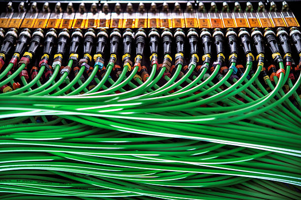 のグリーンのネットワークケーブルを接続し、サーバ - cable network server network connection plug green ストックフォトと画像