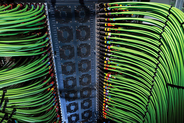 コンピューターサーバーと緑色の線ネットワーク接続を - cable network server network connection plug green ストックフォトと画像