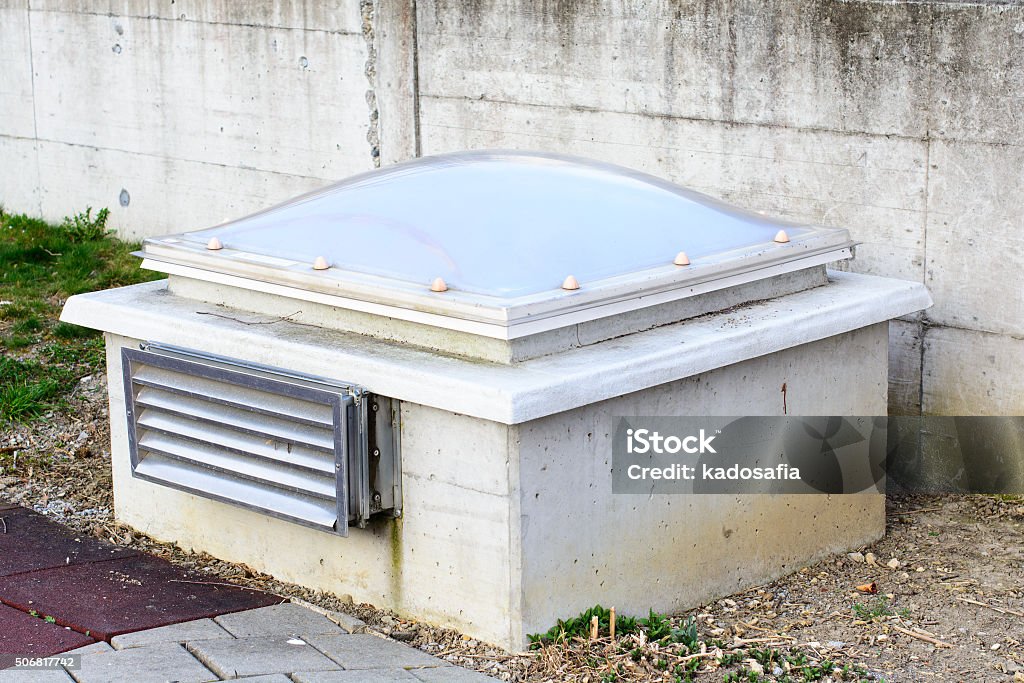 Ventilación externo y unidad de iluminación de garaje subterráneo - Foto de stock de Aire libre libre de derechos