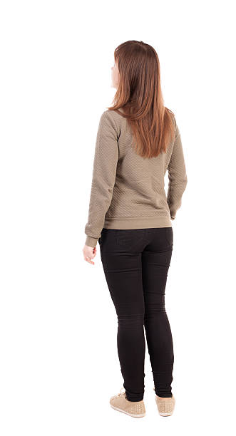 вид сзади стоя молодая красивая женщина в джинсы. - rear view стоковые фото и изображения