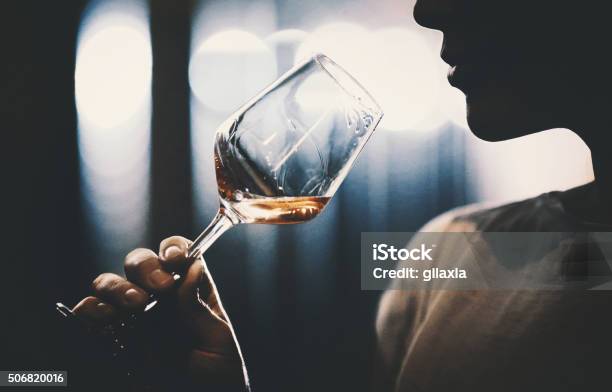 Weinprobe Im Weinkeller Stockfoto und mehr Bilder von Wein - Wein, Weinprobe, Schmecken