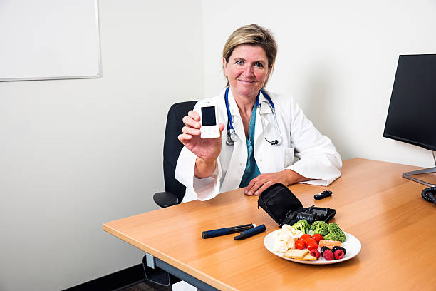 médico segurando uma diabetes glicómetro - glaucometer imagens e fotografias de stock