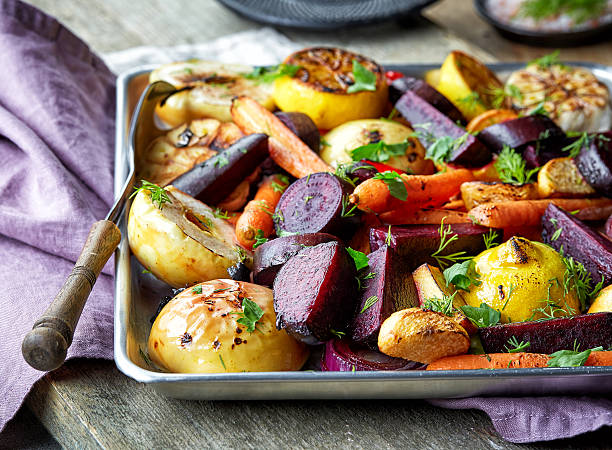 gegrilltes obst und gemüse - gebraten oder geröstet stock-fotos und bilder