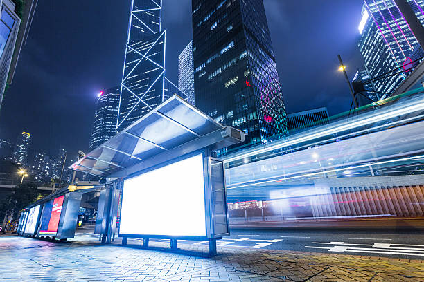 moderna cidade de publicidade caixas de luz em hong kong - outdoor fire - fotografias e filmes do acervo