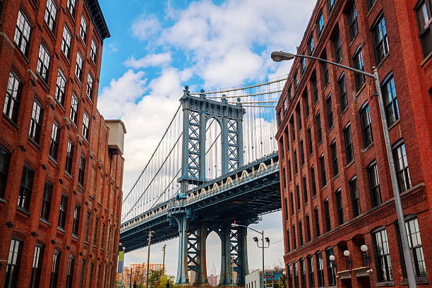 ponte de manhattan, visto de dumbo brooklyn, nova iorque - manhattan bridge imagens e fotografias de stock