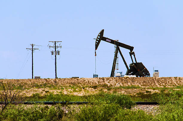pumpjack su giacimenti petroliferi del texas - oil pump oil industry prairie field foto e immagini stock