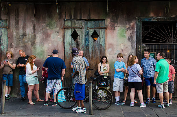 menschen stehen in linie in der bourbon street in new orleans - cajun food stock-fotos und bilder