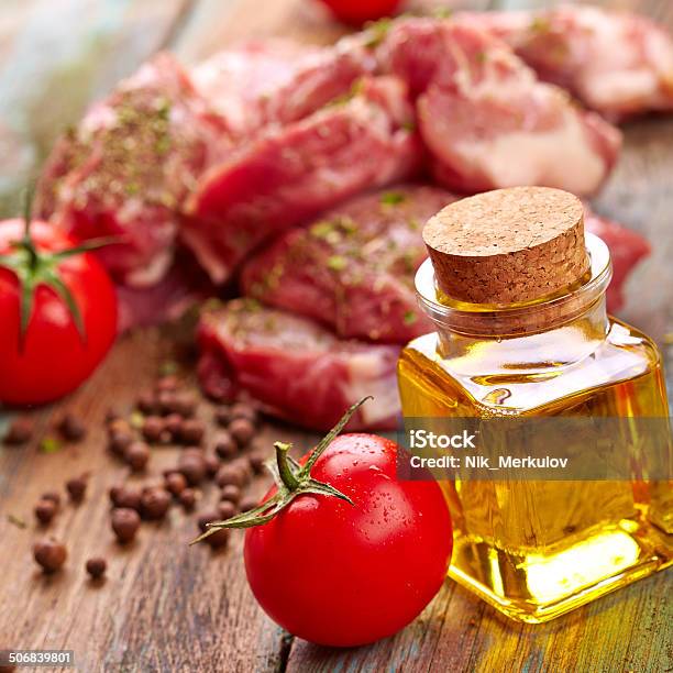 Photo libre de droit de Raw Steak banque d'images et plus d'images libres de droit de Ail - Légume à bulbe - Ail - Légume à bulbe, Aliment, Aliment cru