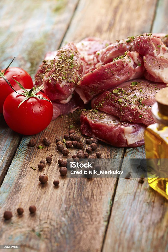 Raw steak - Photo de Ail - Légume à bulbe libre de droits