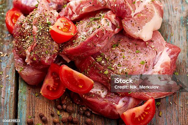 Surowy Stek - zdjęcia stockowe i więcej obrazów Bitka mięsna - Bitka mięsna, Czerwony, Czosnek