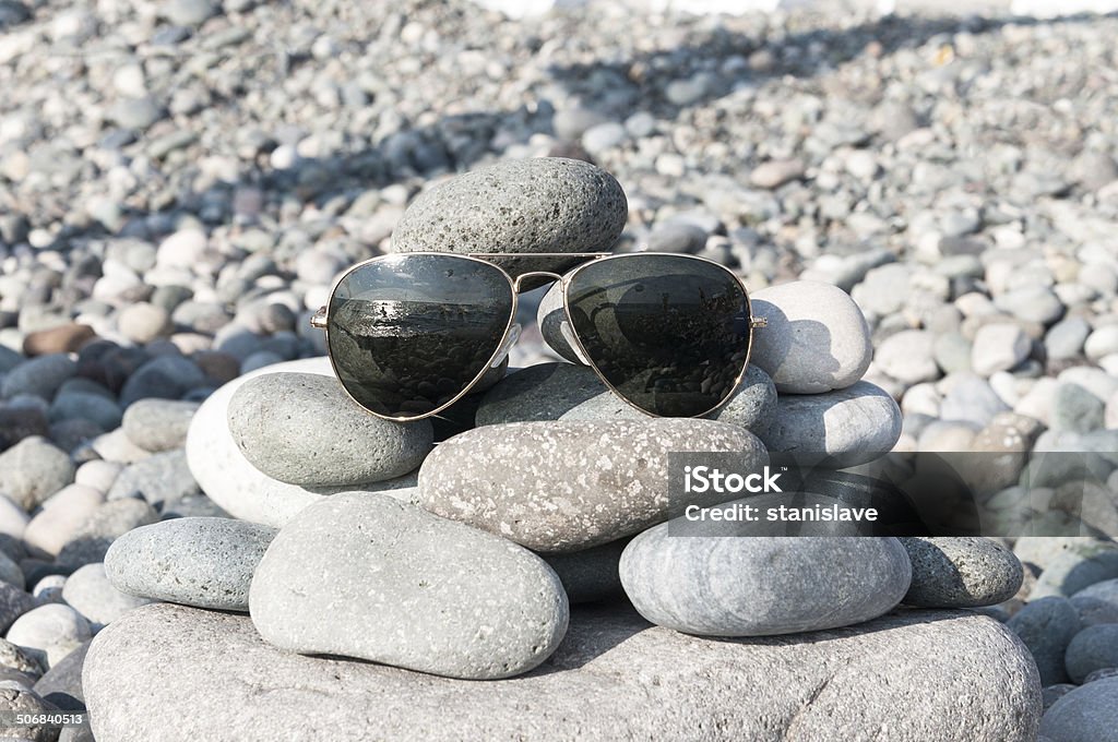Солнцезащитные очки на пляже - Стоковые фото Бассейн роялти-фри