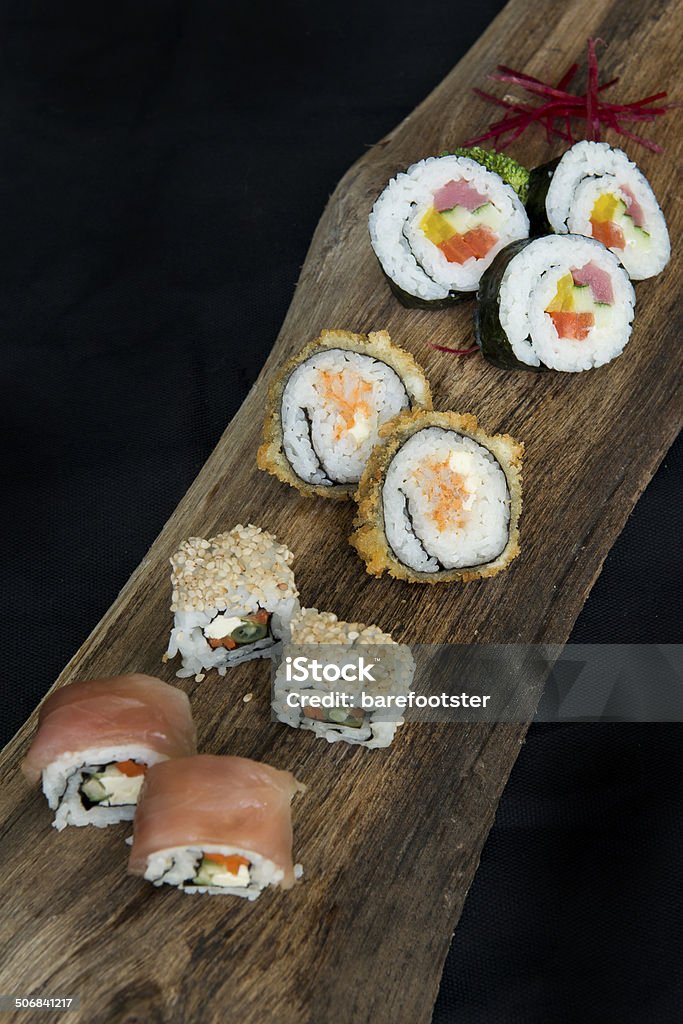 Involtini di Sushi piatto - Foto stock royalty-free di Cibo