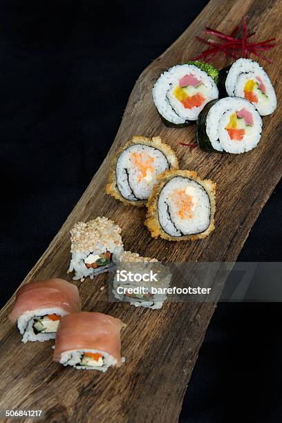 Involtini Di Sushi Piatto - Fotografie stock e altre immagini di Cibo - Cibo, Composizione verticale, Cucina giapponese