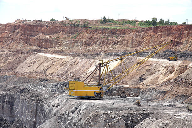 pesante macchina per escavatori a benna trascinata in una miniera di carbone opencast - drag line foto e immagini stock