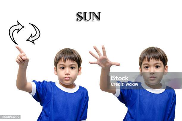 Солнце Ребенок Рука Язык Жестов На Белом Фоне — стоковые фотографии и другие картинки Американский язык жестов - Американский язык жестов, Большой палец руки, Глухота